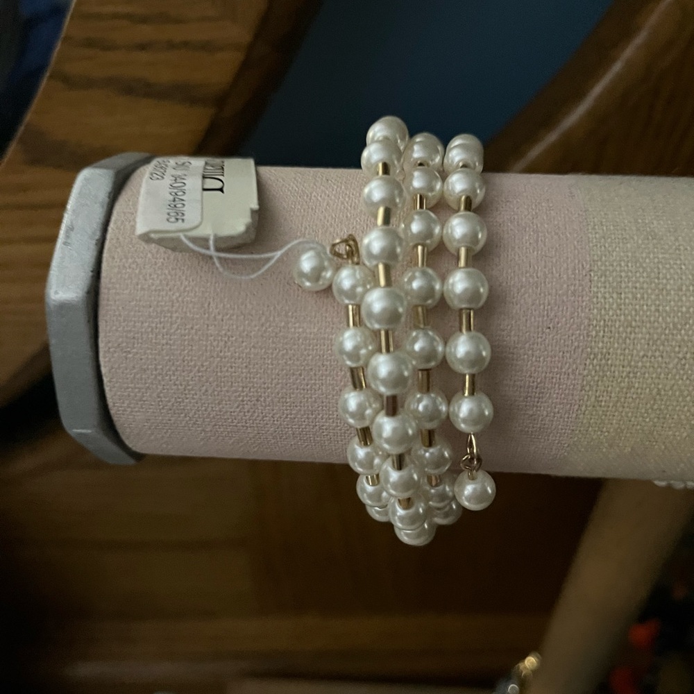 Multi layered costume pearl bracelet - Picture 2 of 2